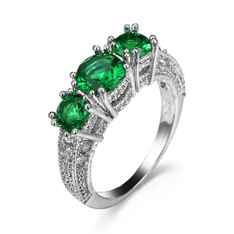 Timeless Ring with Sparkling Emerald Gemstones