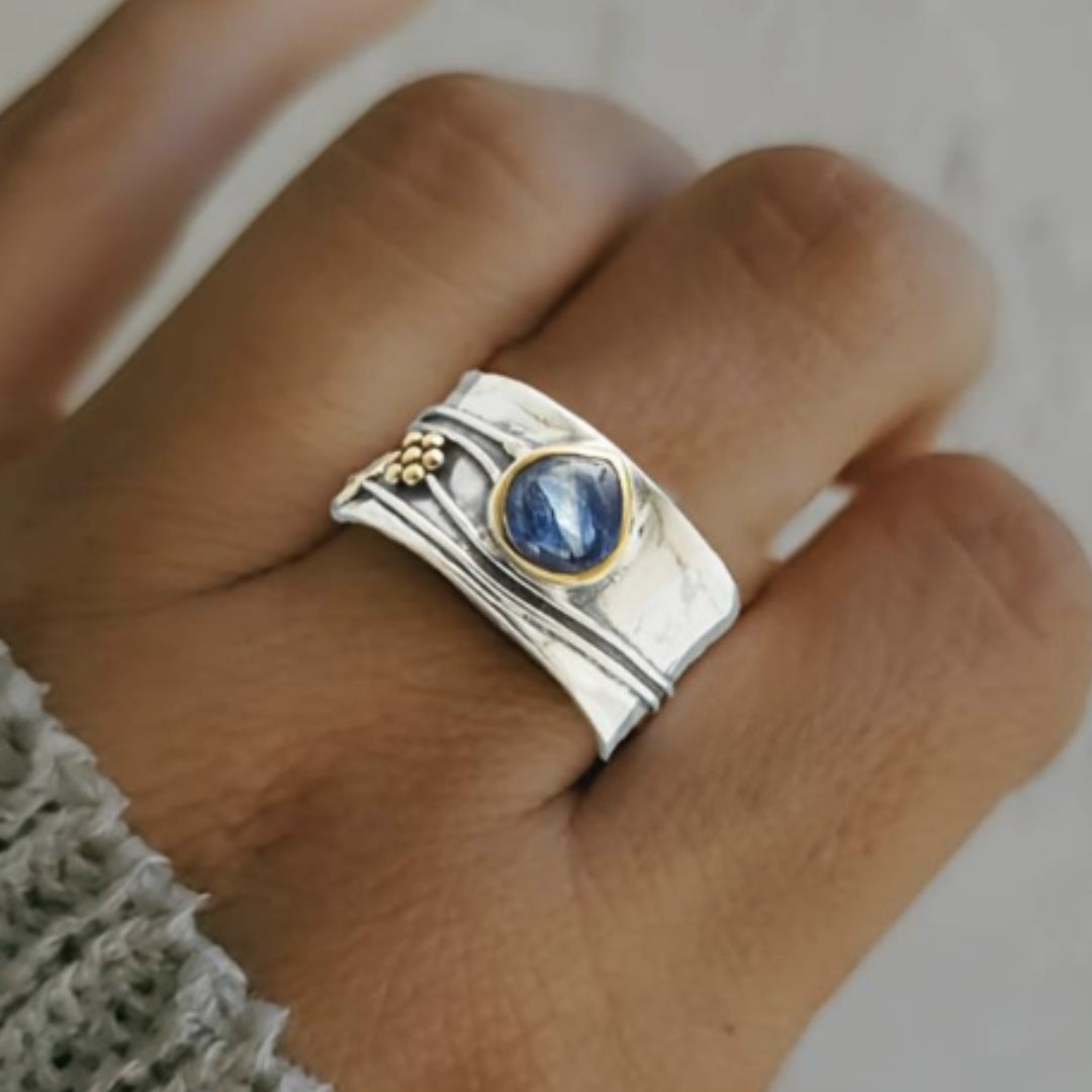 Vintage zilveren ring met blauwe kristal
