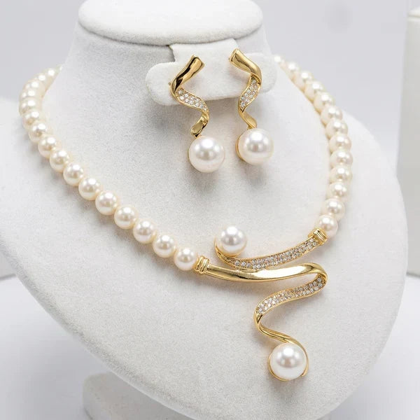 Set van een collier en oorbellen met natuurlijke parels