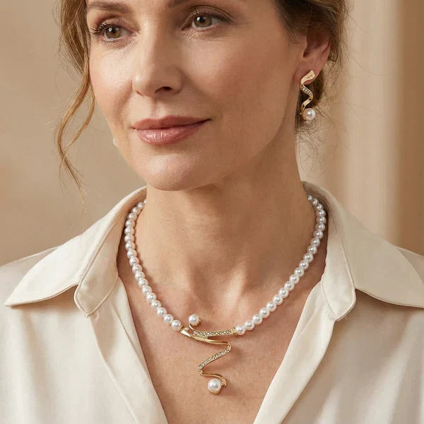 Set van een collier en oorbellen met natuurlijke parels