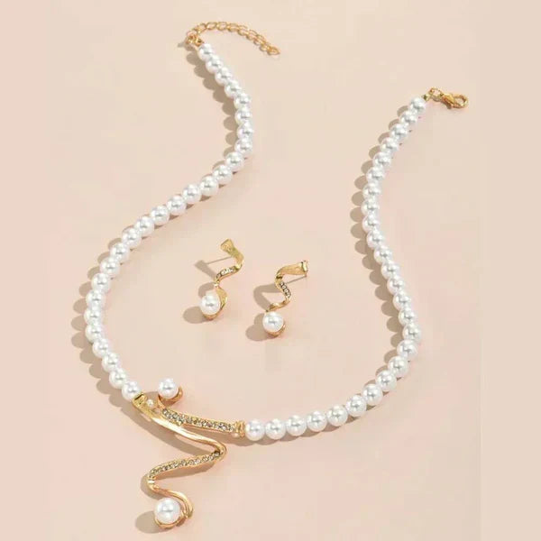 Set of necklace and earrings with natural pearls