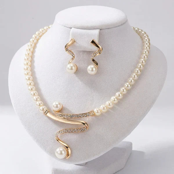 Set of necklace and earrings with natural pearls