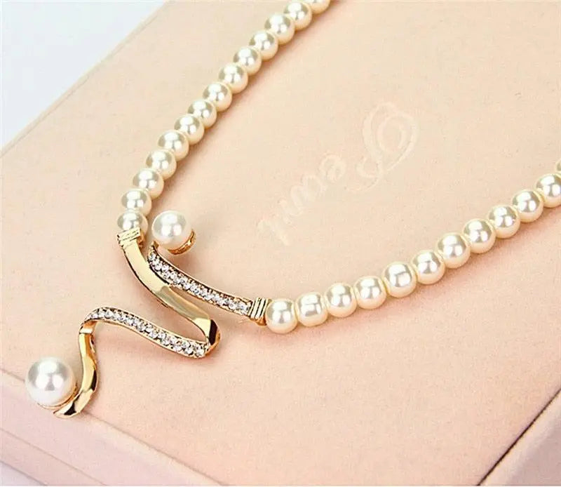 Set van een collier en oorbellen met natuurlijke parels