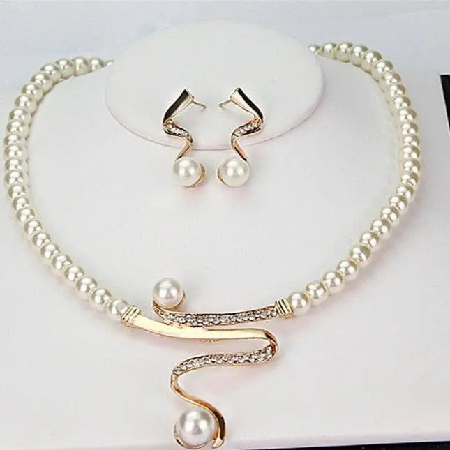 Set of necklace and earrings with natural pearls
