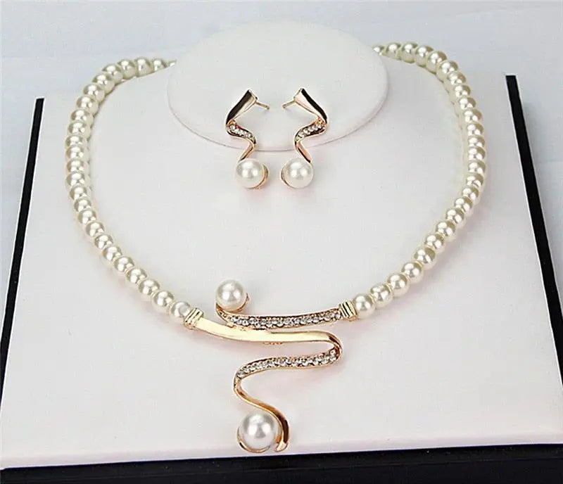 Set of necklace and earrings with natural pearls