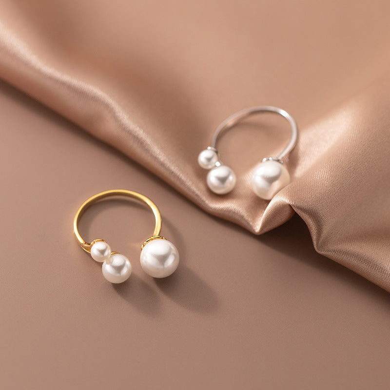 Elegant Ring with Pearl Trio