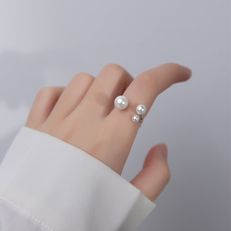 Elegant Ring with Pearl Trio
