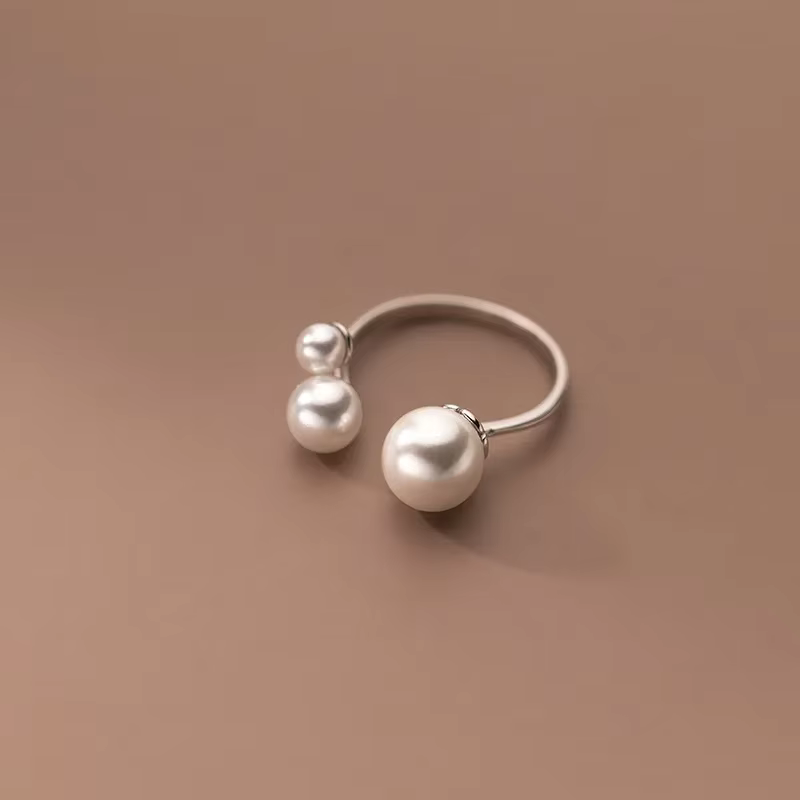Elegant Ring with Pearl Trio