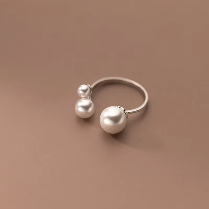 Elegant Ring with Pearl Trio