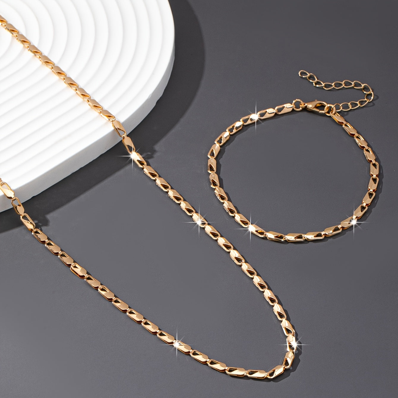 Elegant 18k Gold Necklace and Bracelet Set