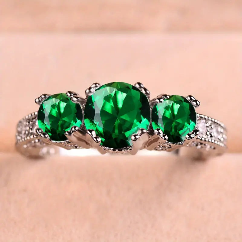 Timeless Ring with Sparkling Emerald Gemstones