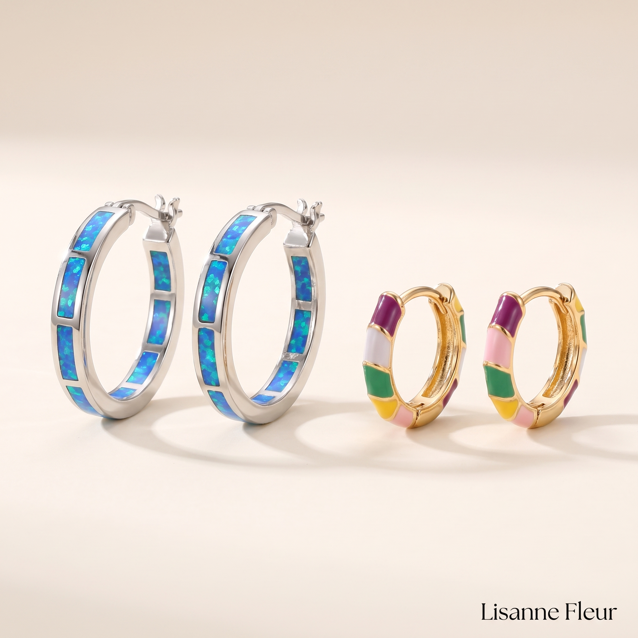Bundel: Chique Oorbellen in Cirkel met Blauwe Vuur Opal + Elegante Oorbellen met Gouden Emaille
