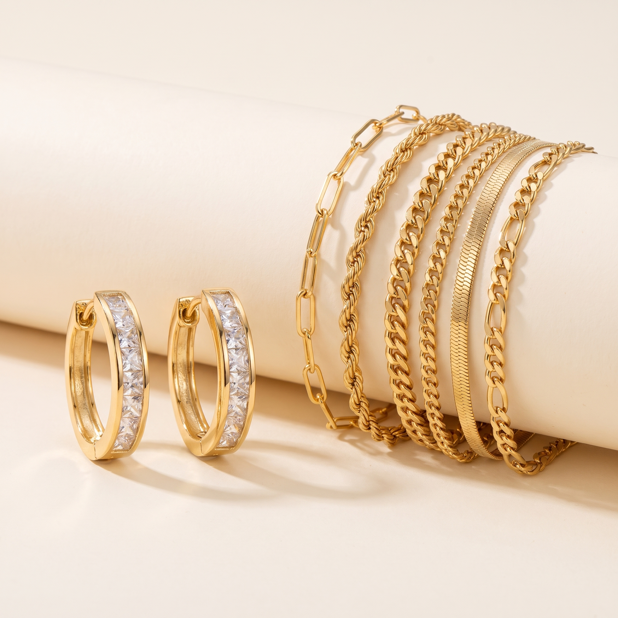 Bundel: Chique gouden en kristallen creolen + Armbandenset 5 stukken in goud