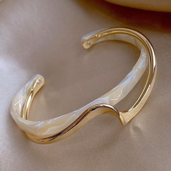 Adriana - Elegante armband met witte opaal en vergulding