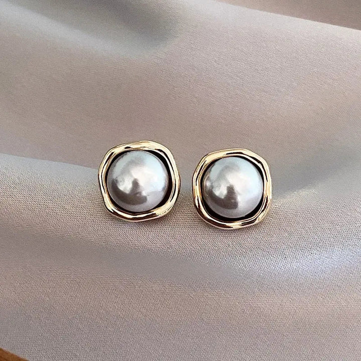 Sophisticated Earrings with Black Pearls