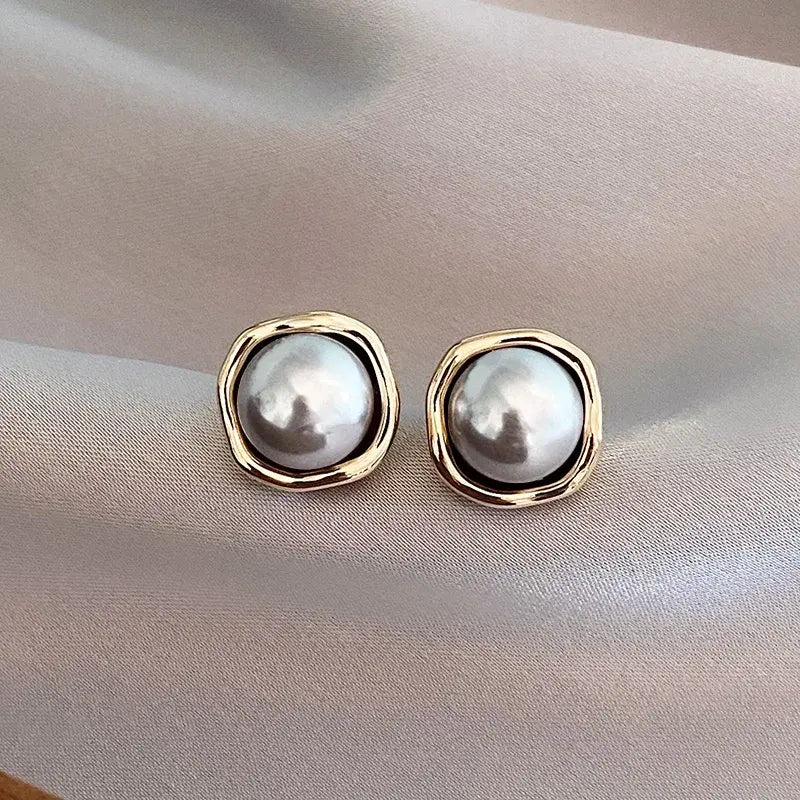 Sophisticated Earrings with Black Pearls