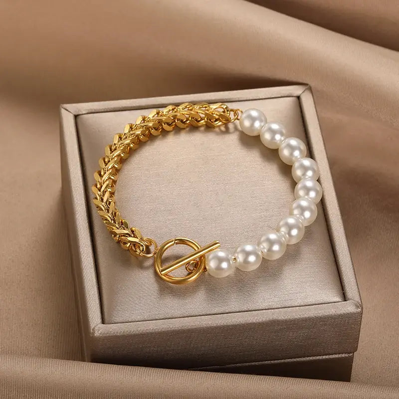 Elegant Bracelet of Gold and Pearls