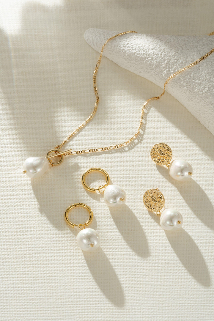 Elegant Necklace with Gold Pearls